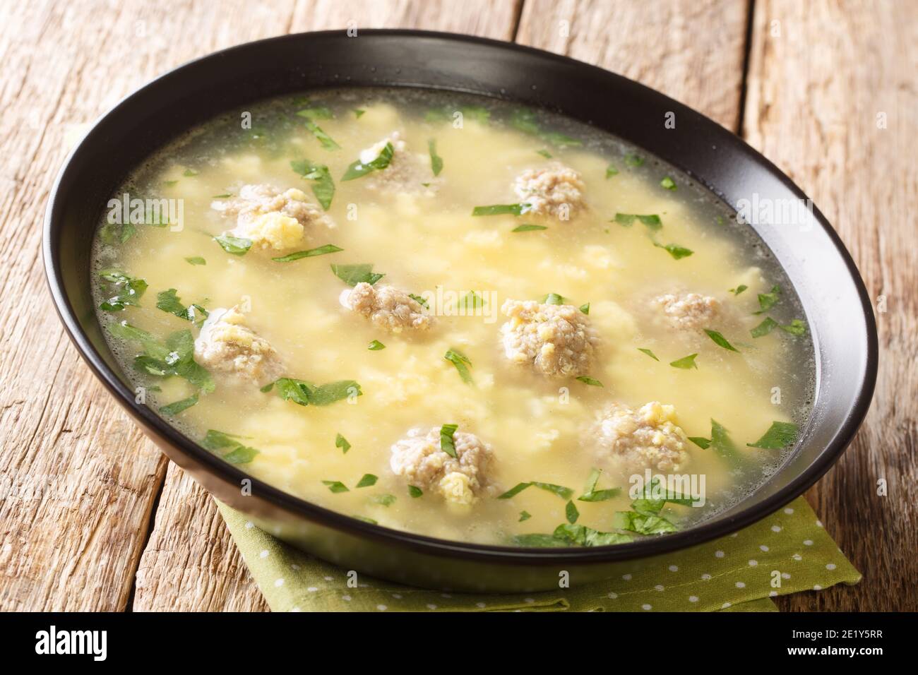 Soupe italienne festive de Pâques avec boulettes de viande, œufs, fromage en gros plan dans un bol sur la table. Horizontale Banque D'Images