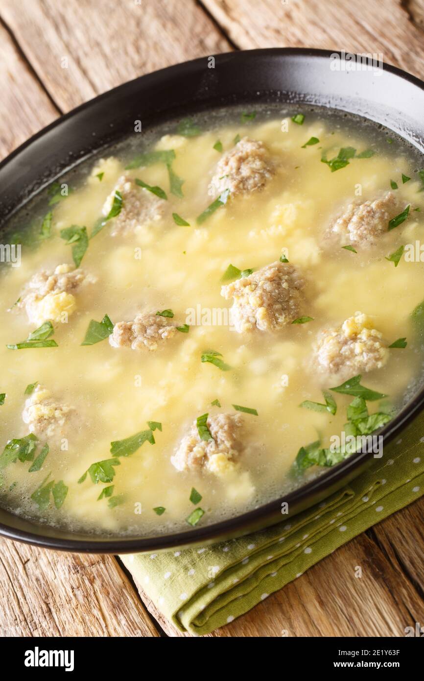 Sciusceddu est une soupe de cuisine italienne préparée avec des boulettes de viande et des oeufs cassés comme ingrédients primaires, servi comme un plat traditionnel de Pâques de la ferme i Banque D'Images