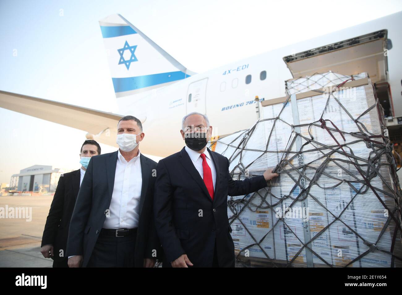 Chef d'équipe en service, Israël. 10 janvier 2021. Le Premier ministre israélien Benjamin Netanyahu (R) et son ministre de la Santé Yuli Edelstein (L) assistent à l'arrivée de l'avion avec l'expédition des vaccins anti-coronavirus Pfizer, à l'aéroport Ben Gurion, près de la ville de Lod, en Israël, le dimanche 10 janvier 2021. Photo de piscine par Motti Millrod/UPI crédit: UPI/Alay Live News Banque D'Images