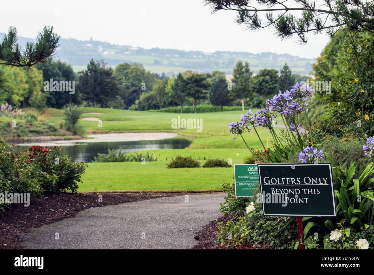 Golfeurs seulement au-delà de ce point - signe en face d'un terrain de golf avec danger de l'eau à Dublin, Irlande Banque D'Images
