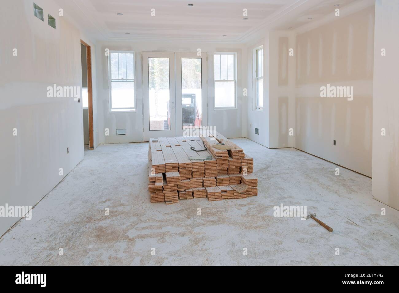 Procédé de construction, préparation pour la rénovation de la maison construction dans une salle rénovée installation de parquet Banque D'Images