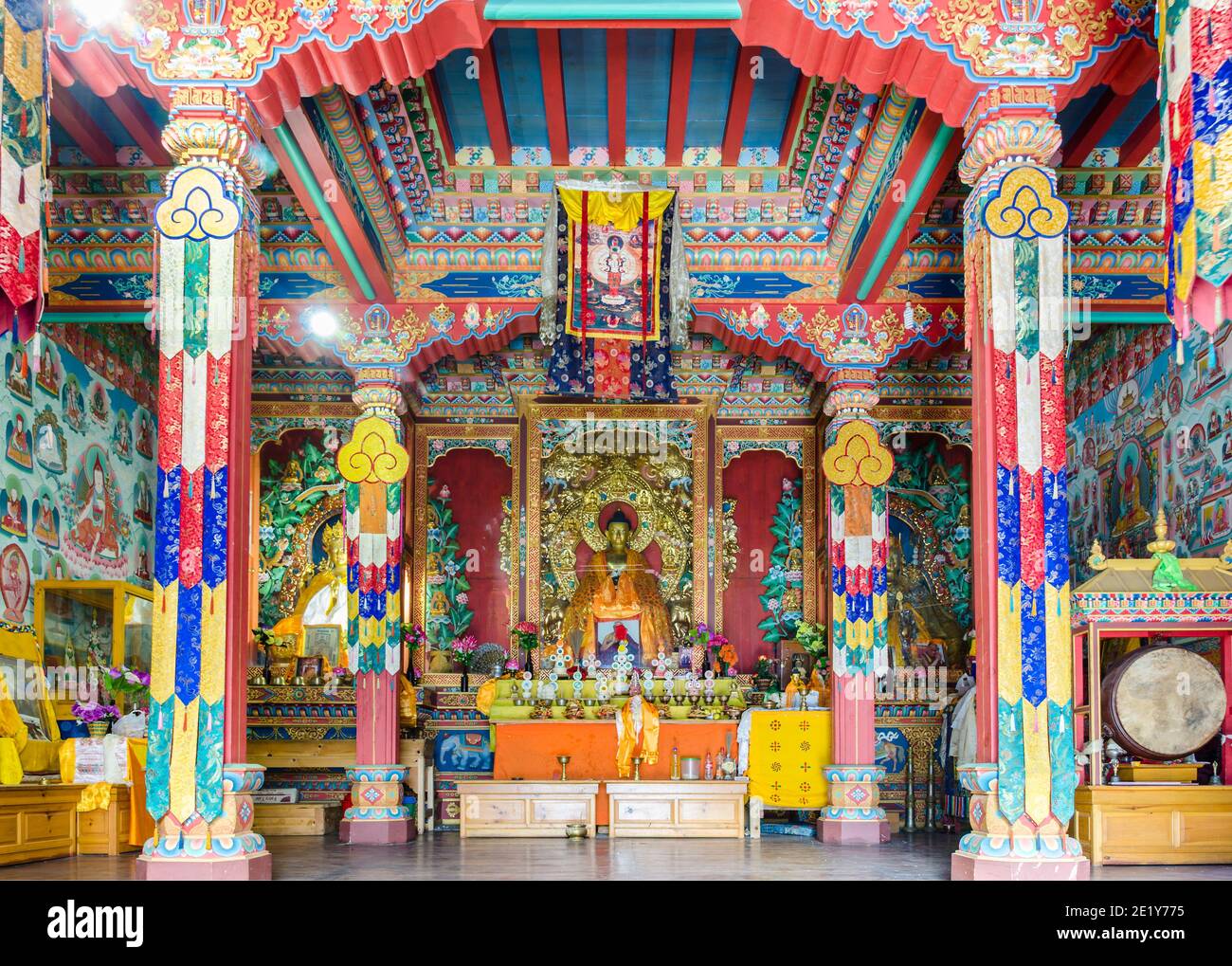 Intérieur coloré du monastère bouddhiste tibétain, haute Pisang, Népal Banque D'Images