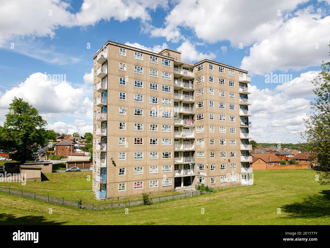 Bloc d'appartements par jour ensoleillé au Royaume-Uni. Raynville court, Bramley Leeds, Angleterre Banque D'Images