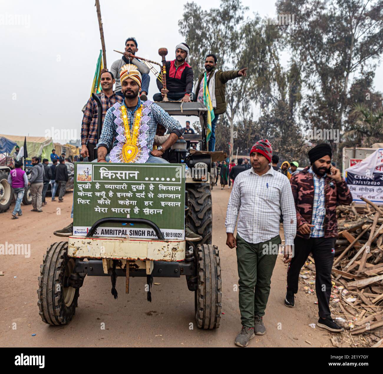 UN GROUPE D'AGRICULTEURS PROTESTENT À LA FRONTIÈRE DE DELHI , PROTESTENT CONTRE LA NOUVELLE LOI AGRICOLE ADOPTÉE PAR LE GOUVERNEMENT INDIEN. Banque D'Images