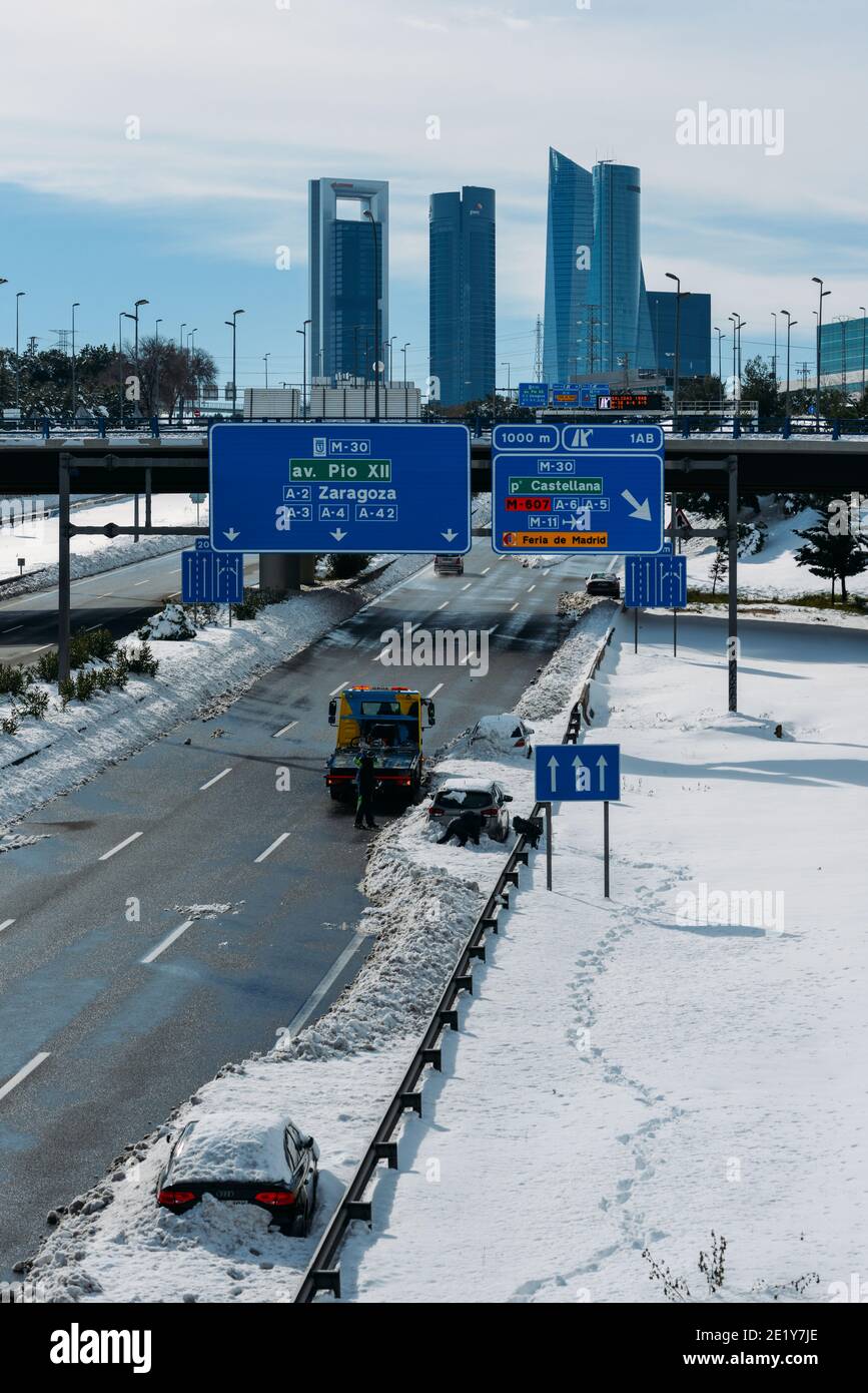 Un blizzard persistant a blanchi de grandes parties de l'Espagne avec des niveaux record de neige de 50 ans. Certains automobilistes ont décidé d'abandonner leur voiture sur le côté Banque D'Images