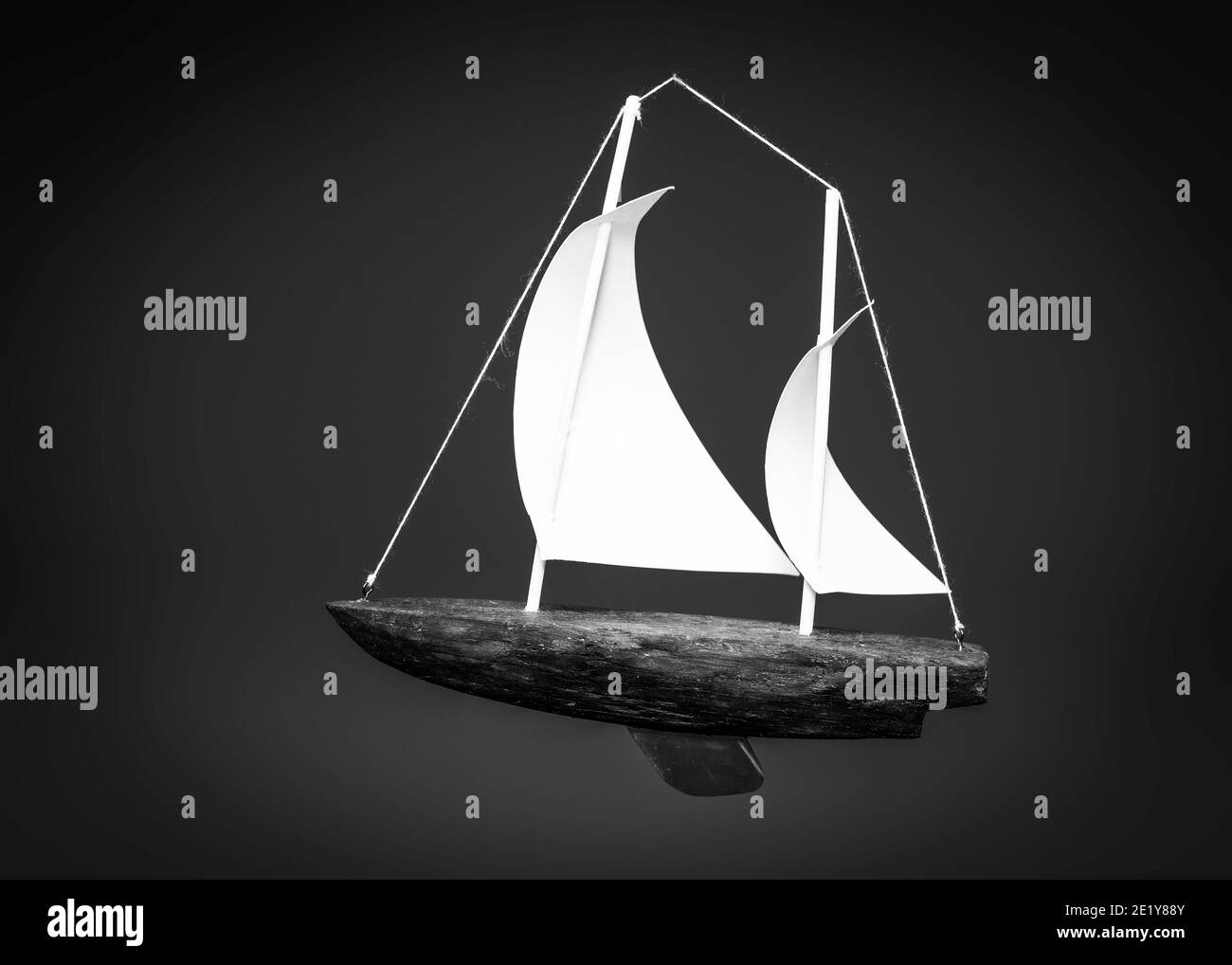 Bateau jouet en écorce de chêne. Petit voilier en bois. Banque D'Images