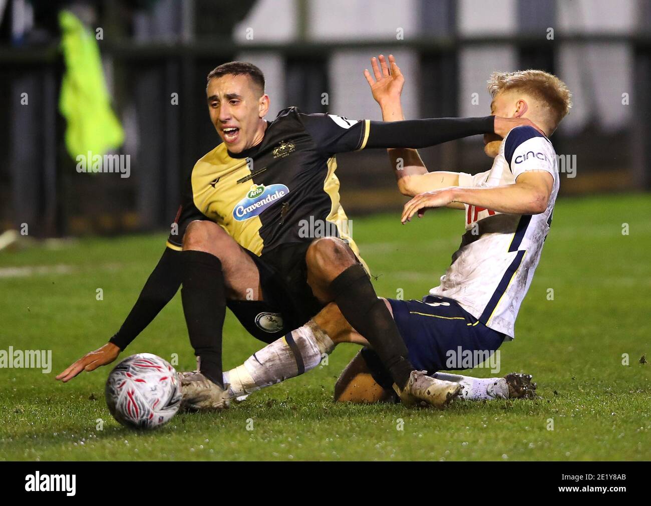 Le Harvey White de Tottenham Hotspur s'attaque à Josh Hmami de Marine pendant le troisième match de la coupe Emirates FA au Rossett Park, Crosby. Banque D'Images