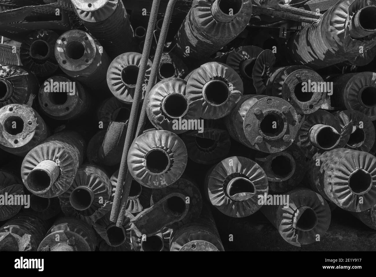 Anciens tubes à ailettes de l'échangeur de chaleur rouillé, anciens tuyaux rouillés, photo en noir et blanc Banque D'Images