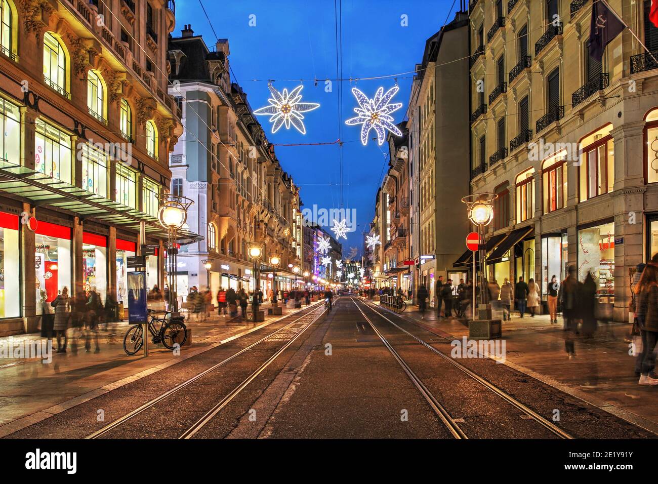 Scène le long de la rue centrale de la Croix d'Or à Genève, habillée pour la saison d'hiver 2020. Banque D'Images