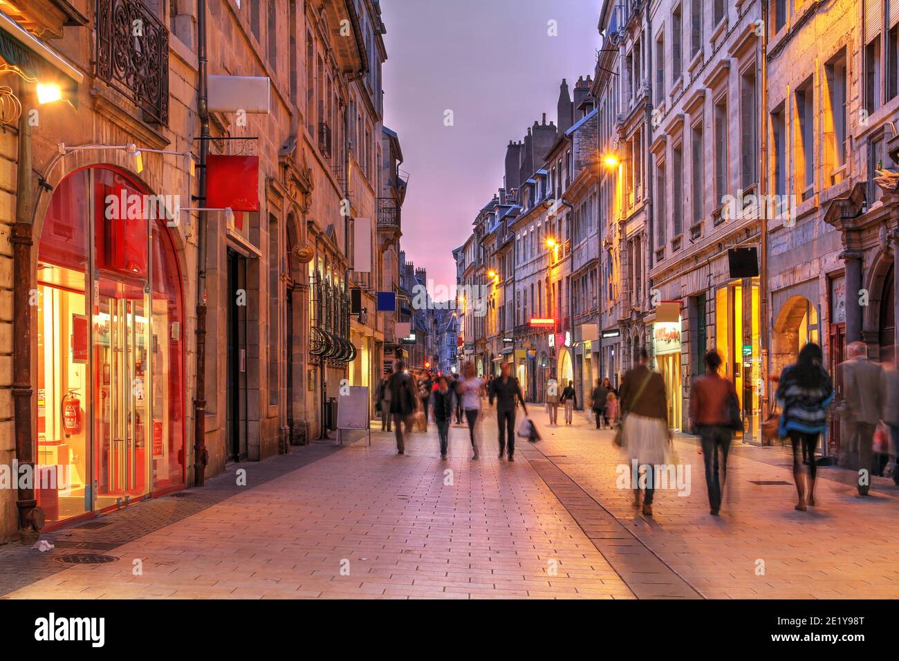 Ambiance nocturne le long de la Grand rue dans le centre de la vieille ville de Besançon, France capturée lors d'une légère lumière nocturne. Banque D'Images