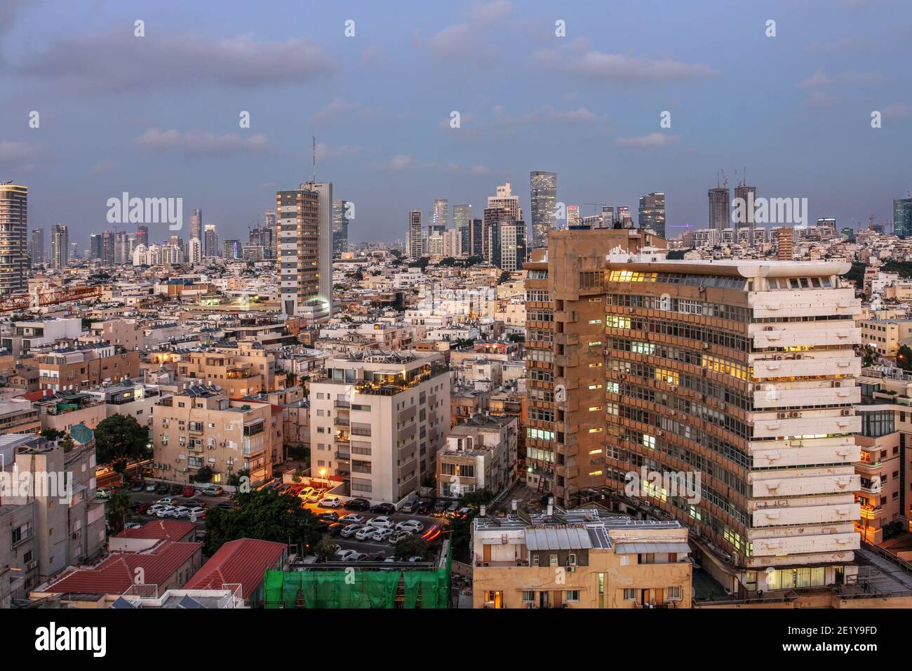 Vue aérienne de tel Aviv, Israël au coucher du soleil, vue depuis l'un des hôtels par le front de mer vers l'intérieur des terres. Un étalement de béton s'étendant jusqu'à yo Banque D'Images
