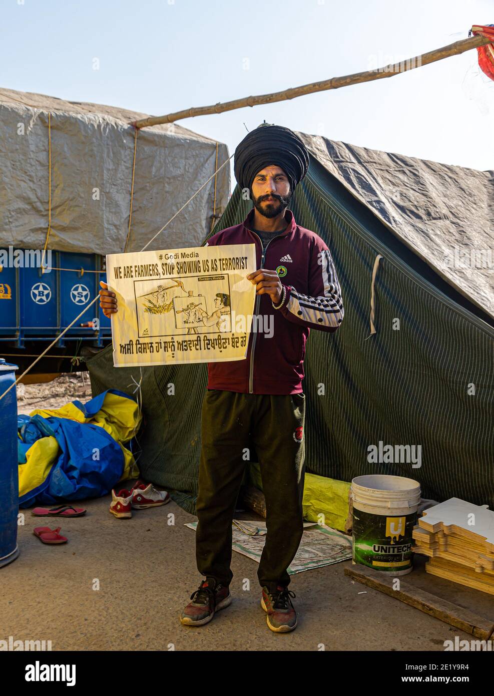 UN HOMME AVEC UNE AFFICHE À LA MANIFESTATION DES AGRICULTEURS , ILS PROTESTENT CONTRE LA NOUVELLE LOI AGRICOLE ADOPTÉE PAR LE GOUVERNEMENT INDIEN. Banque D'Images