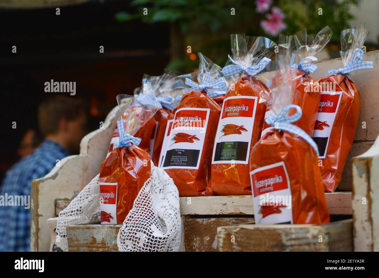 Budapest, Hongrie : poivre rouge moulu frais, poivrons paprika hongrois, souvenir du marché traditionnel, épices nationales hongroises Banque D'Images