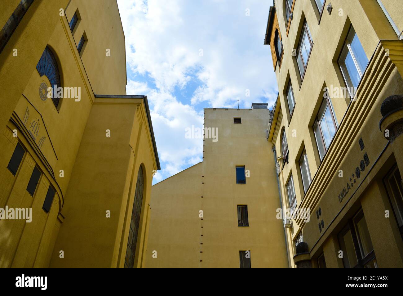 Budapest, Hongrie : magnifique bâtiment jaune Art nouveau dans le quartier juif, rue du DOB avec école et synagogue Banque D'Images