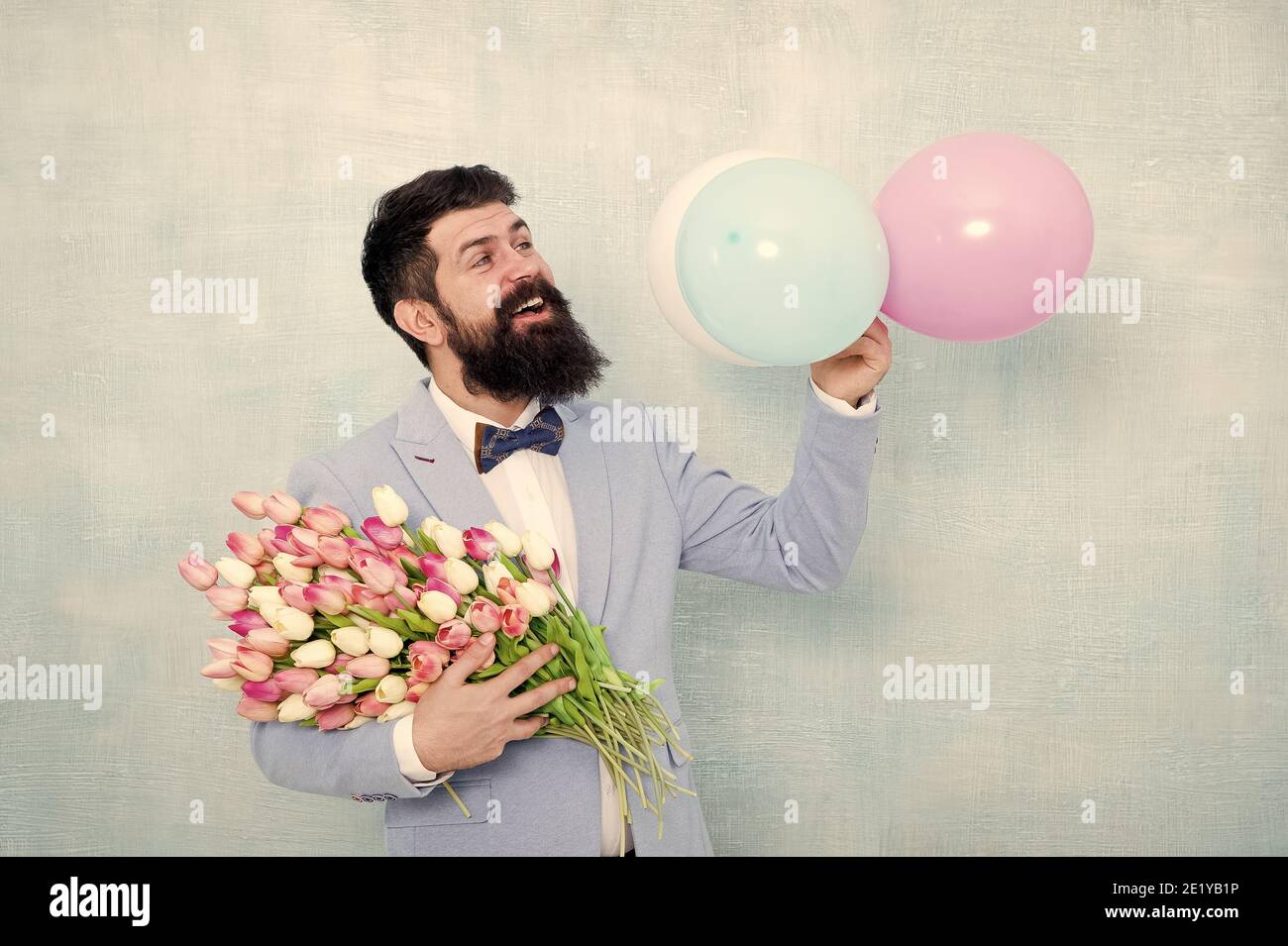 Idees De Proposition Romantique Surprise De Fete Present Pour Le Conjoint Homme Barbu Avec Tulipes Guy Avec Ballons D Air Fete D Anniversaire Hipster Homme Barbu Avec Bouquet De Fleurs Journee Pour Femme Fete
