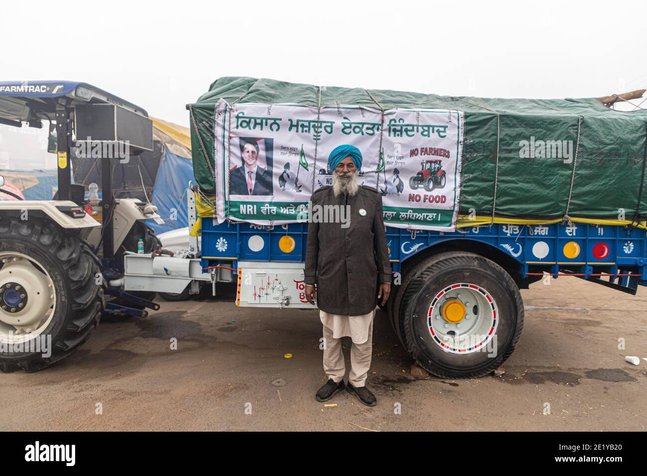 PORTRAIT D'UN AGRICULTEUR À LA FRONTIÈRE DE DELHI , ILS PROTESTENT CONTRE LA NOUVELLE LOI AGRICOLE ADOPTÉE PAR LE GOUVERNEMENT INDIEN. Banque D'Images