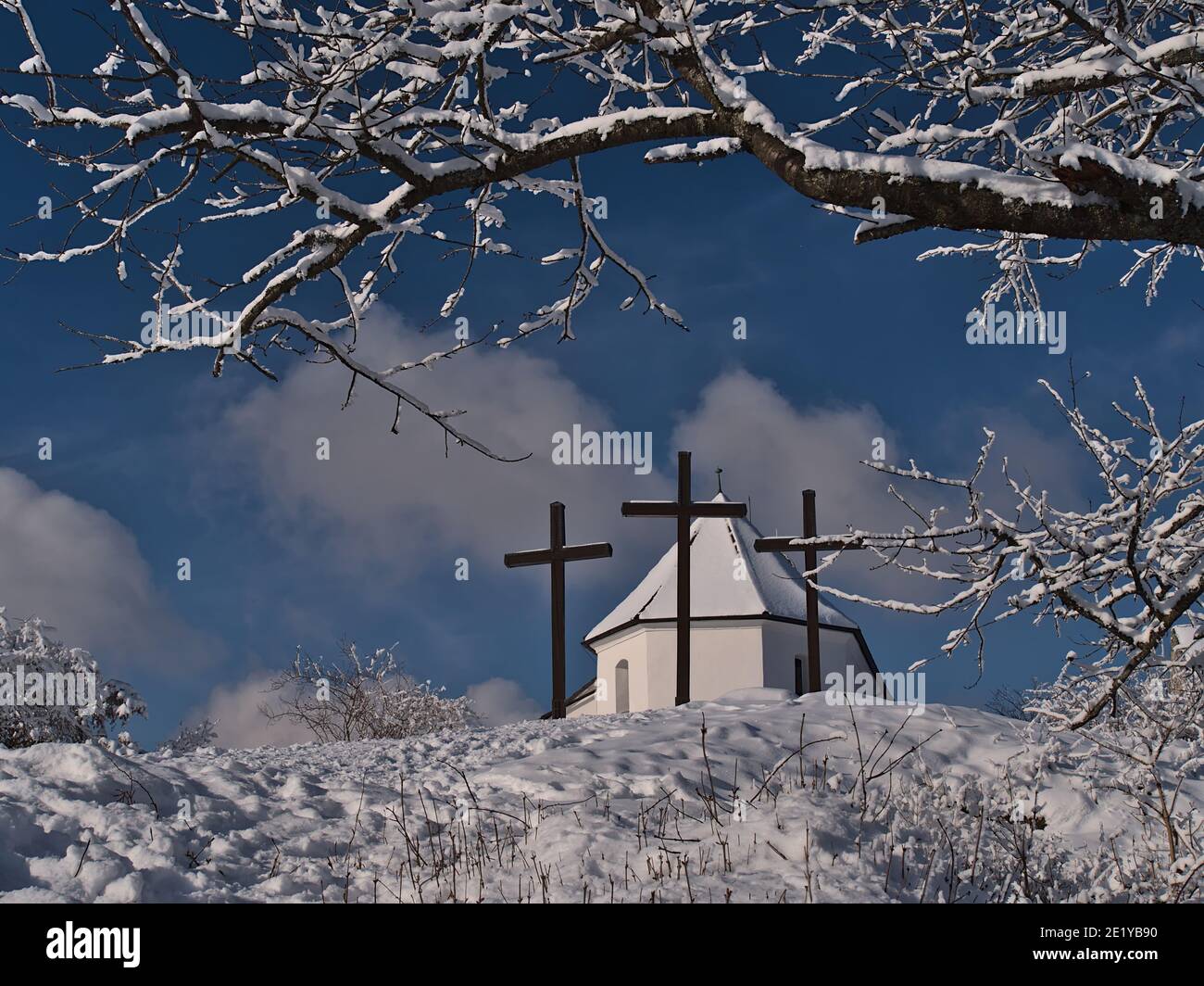 Belle vue sur le sommet de la colline de Kornbühl, Swabian Alb, Allemagne en hiver avec des branches enneigées et une chapelle historique de Salmendinger Kapelle. Banque D'Images