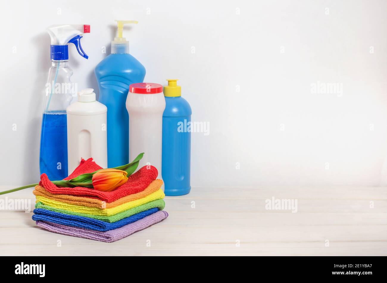 Le concept de nettoyage de la maison, dans l'appartement - produits de nettoyage de maison sur fond blanc avec espace de copie, prévention des maladies virales. Banque D'Images