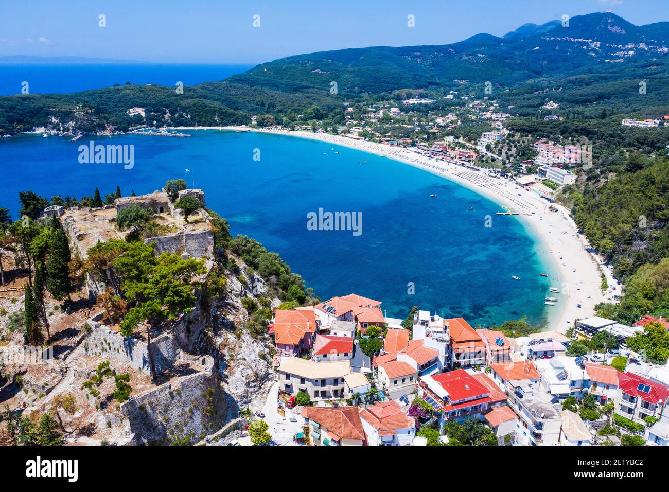 Parga, Grèce. Vue aérienne de la station balnéaire et de la plage de Valtos. Banque D'Images