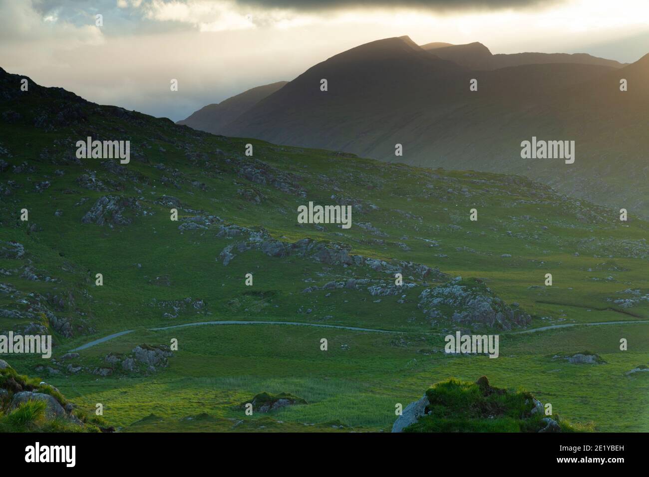 La montagne culmine au coucher du soleil dans la vallée noire près de Killarney À Kerry en Irlande Banque D'Images