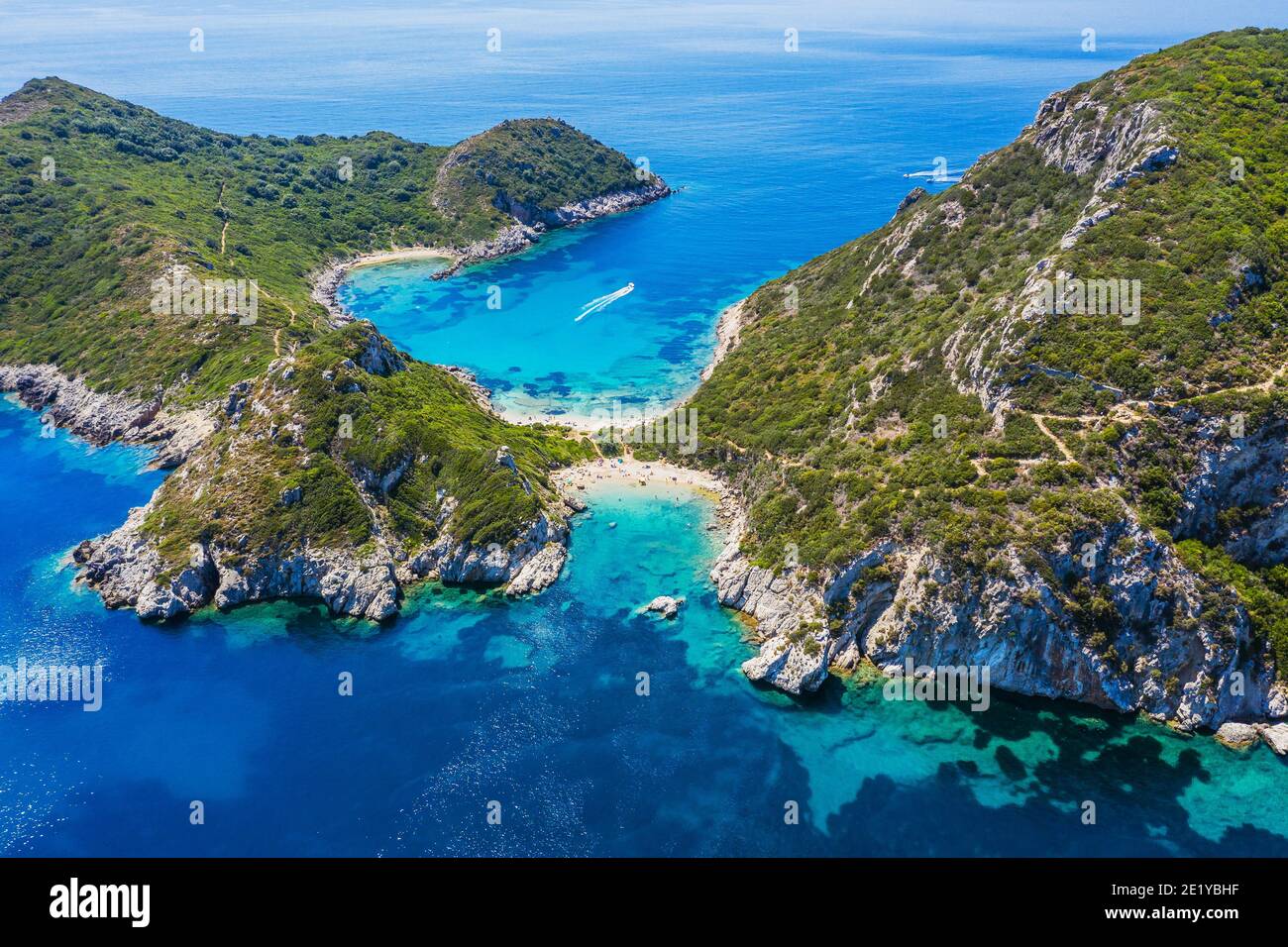 Corfou, Grèce. Vue aérienne de la plage de Porto Timoni. Banque D'Images
