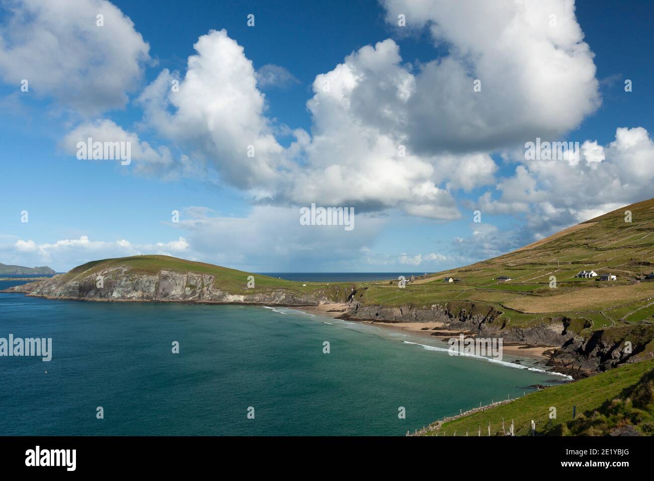 La plage de Coumeenole sur le Slea Head Drive sur le Dingle peninsula on the Wild Atlantic Way à Kerry en Irlande Banque D'Images