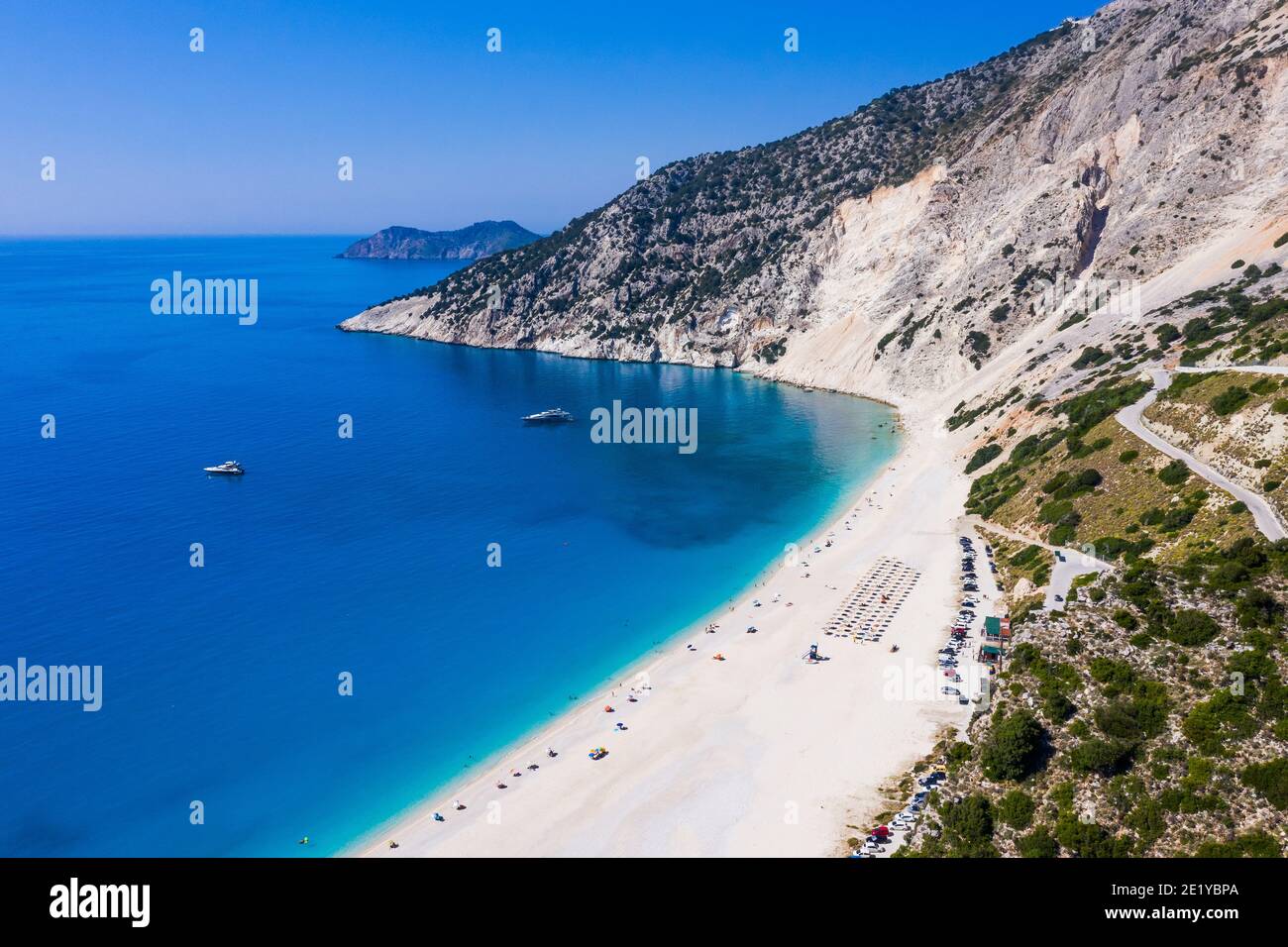 Kefalonia, Grèce. Vue sur la plage de Myrtos, Assos. Banque D'Images
