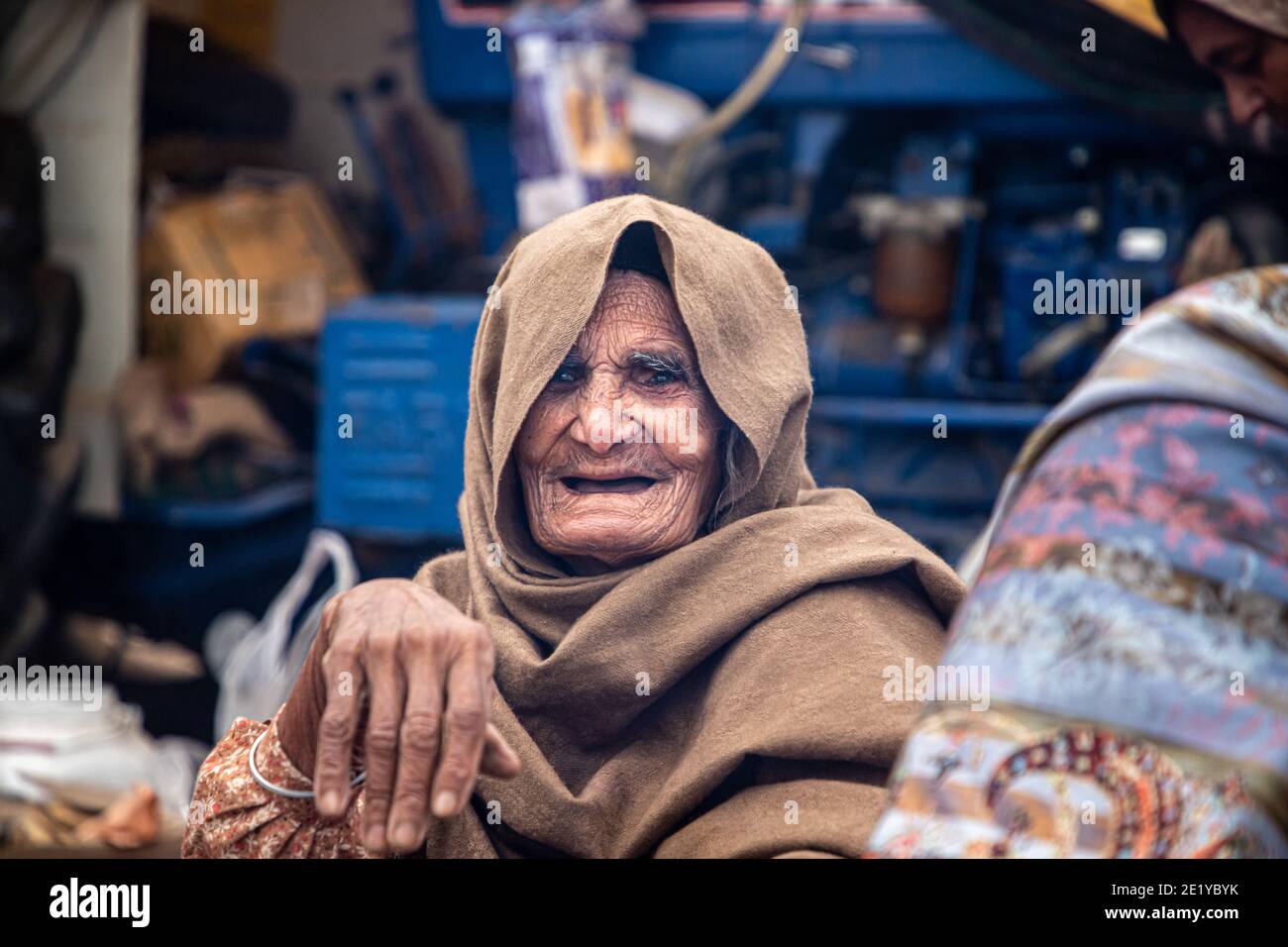 PORTRAIT D'UNE VIEILLE FEMME PROTESTANT À LA FRONTIÈRE DE DELHI , ILS PROTESTENT CONTRE LA NOUVELLE LOI AGRICOLE ADOPTÉE PAR LE GOUVERNEMENT INDIEN. Banque D'Images