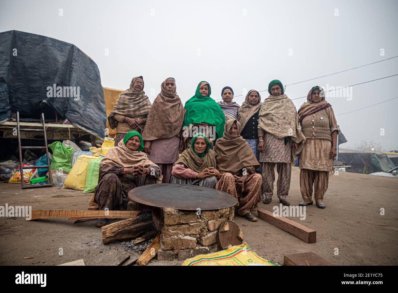 PORTRAIT D'UNE VIEILLE FEMME PROTESTANT À LA FRONTIÈRE DE DELHI , ILS PROTESTENT CONTRE LA NOUVELLE LOI AGRICOLE ADOPTÉE PAR LE GOUVERNEMENT INDIEN. Banque D'Images