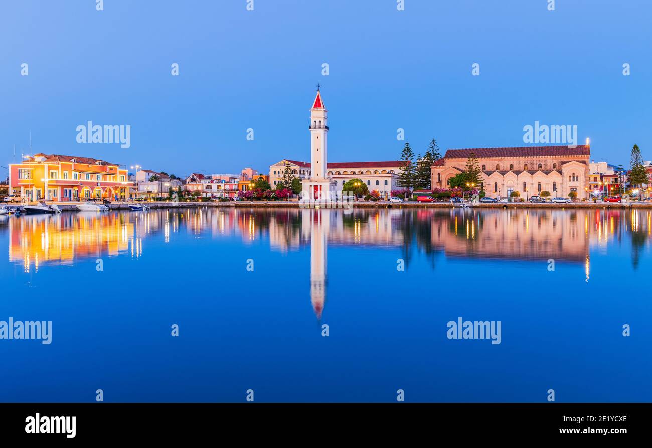 Zakynthos, Grèce. Vue du matin sur la ville de Zakynthos avec l'église Saint Dionysios. Banque D'Images