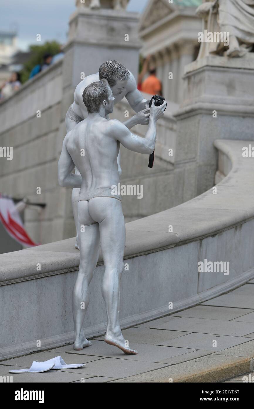 Vienne, Autriche. 10 juin 2017. Life ball 2017 à Vienne. Les visiteurs du ballon de vie avec la peinture du corps. Banque D'Images