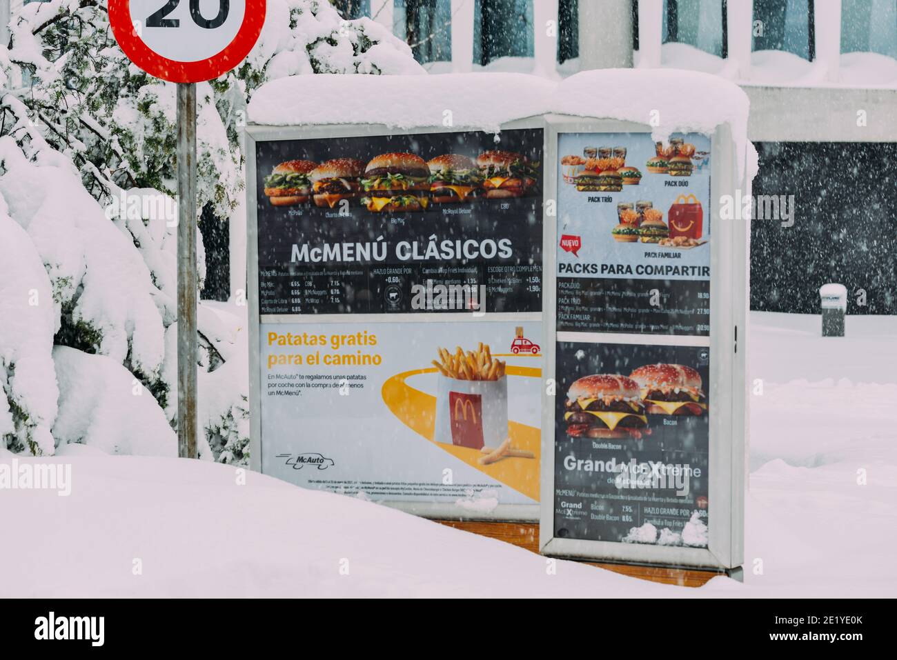 Un service de voiture enneigé dans un restaurant McDonald's de Las Tablas, Madrid, Espagne après la tempête de neige d'hiver Filomena Banque D'Images