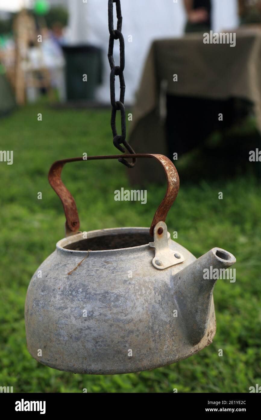 Vieille bouilloire rouillée accrochée à une chaîne dans le parc à  pique-nique Photo Stock - Alamy