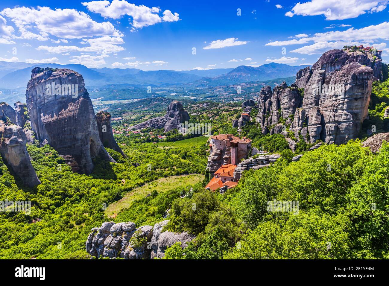 Meteora, Grèce. Formations rocheuses de grès, les monastères Rousanou, Nikolaos et Grand Meteora. Banque D'Images