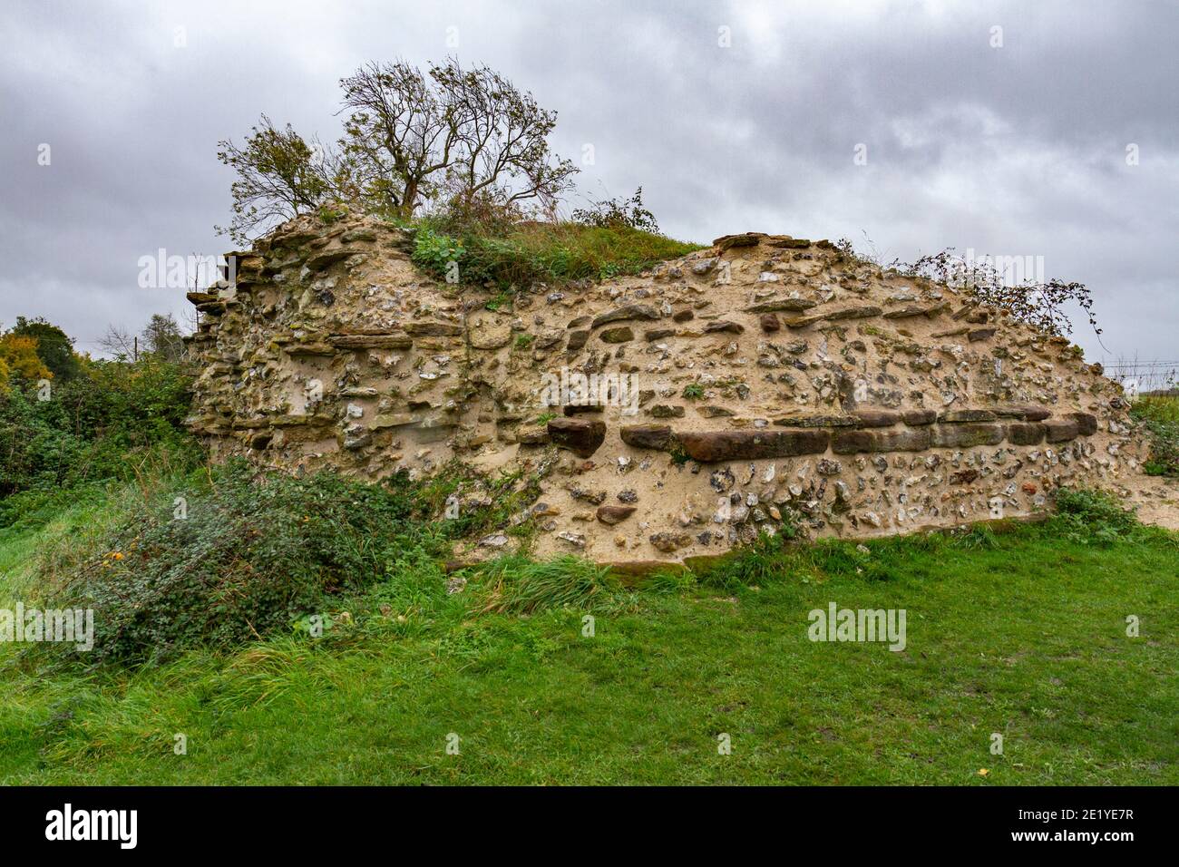 Les vestiges de la porte du Nord et les murs de la ville romaine de Silchester (Calleva Atrebatum), Wiltshire, Royaume-Uni. Banque D'Images