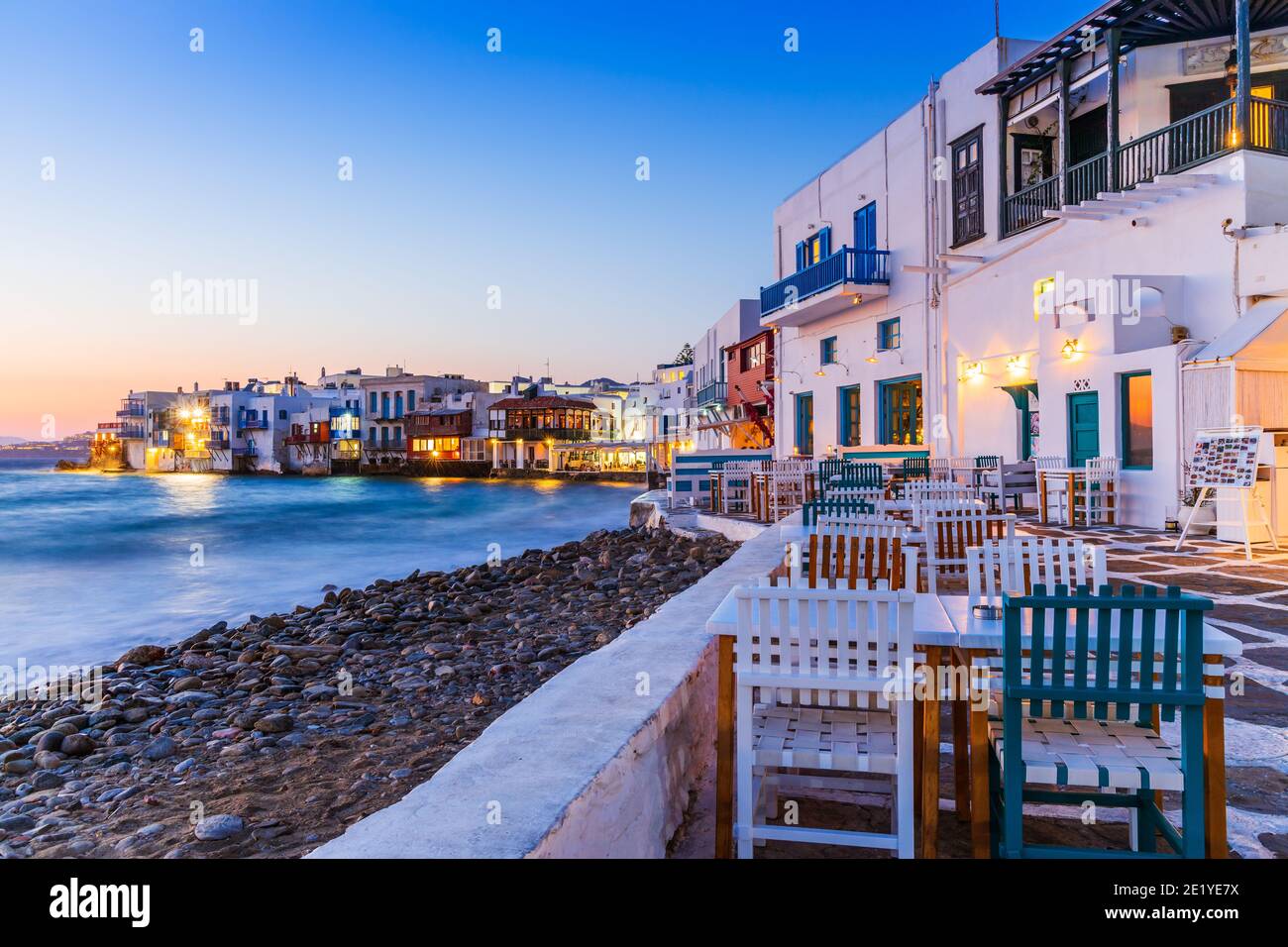 Mykonos, Grèce. Front de mer à Little Venice, Mykonos au lever du soleil. Banque D'Images