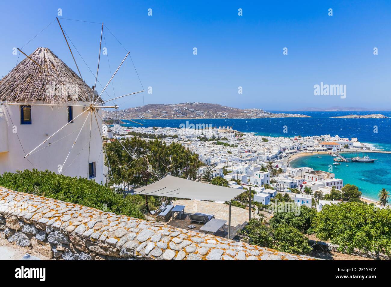 Mykonos, Grèce. Vue panoramique sur la ville de Mykonos et les îles Cyclades. Banque D'Images