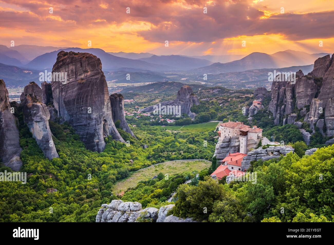 Meteora, Grèce. Formations rocheuses de grès, monastères Rousanou et Nikolaos au coucher du soleil. Banque D'Images