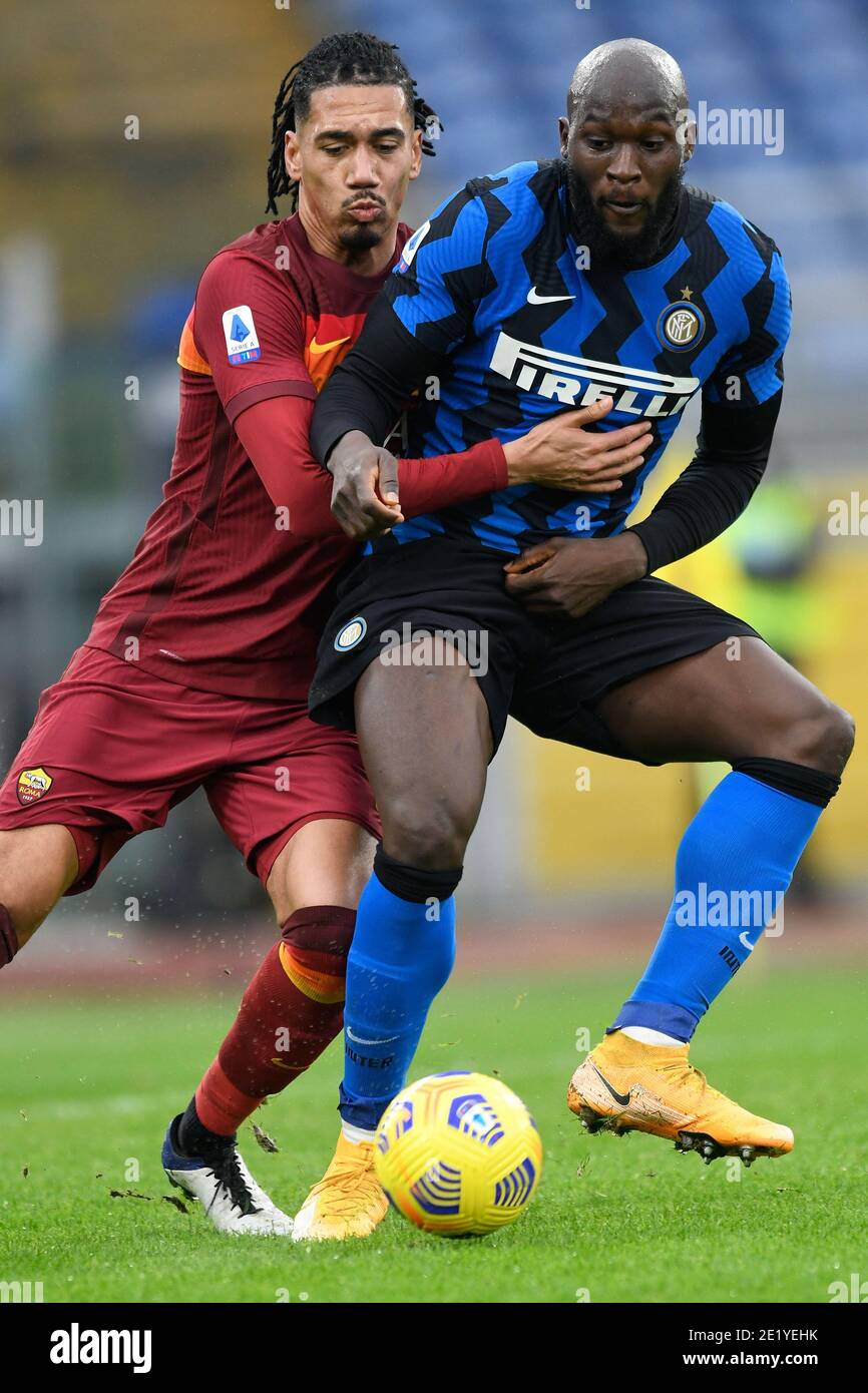 Rome, Italie. 10 janvier 2021. ROME, ITALIE - janvier 10 : Chris Smalling (L) d'AS Roma en action contre Romelu Lukaku (R) du FC International Milan pendant la série UN match de football entre AS Roma et FC International Milan au Stadio Olimpico le 10 janvier 2021 à Rome Italie/LiveMedia Credit: Claudio Pasquazi/LPS/ZUMA Wire/Alay Live News Banque D'Images