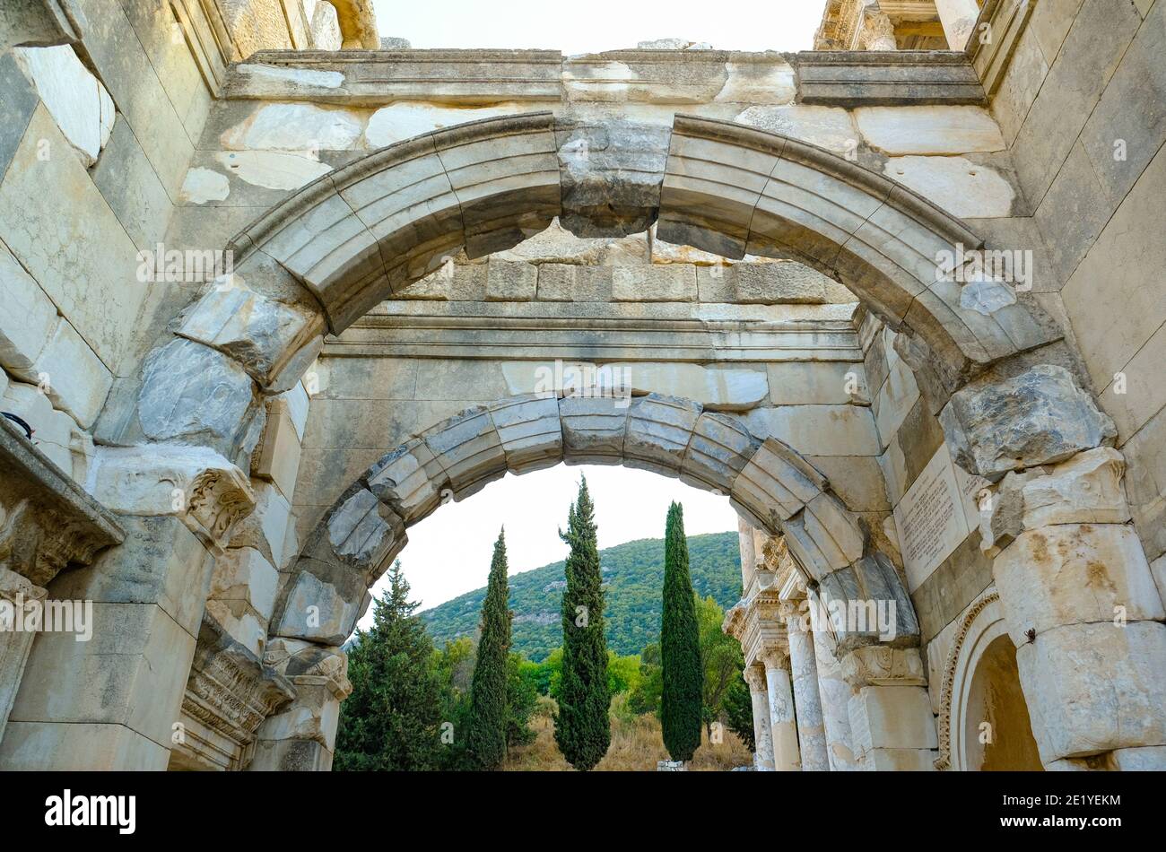 Entrée Bibliothèque de Celsus dans la ville antique d'Éphèse Izmir, Turquie - octobre, 2020: La bibliothèque de Celsus est l'un des lieux les plus célèbres. Banque D'Images