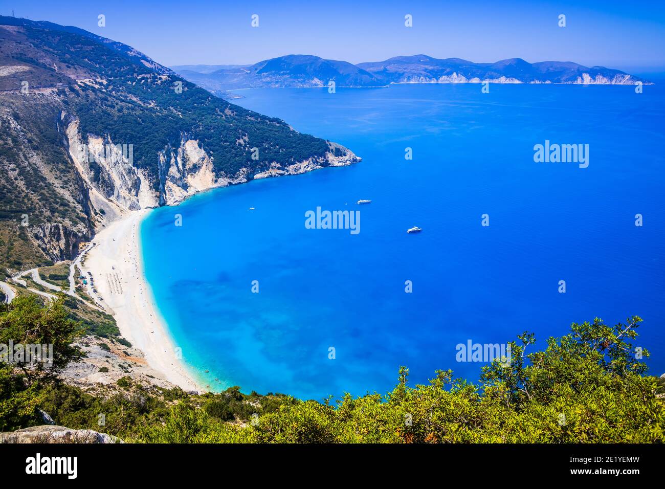 Kefalonia, Grèce. Vue sur la plage de Myrtos, Assos. Banque D'Images