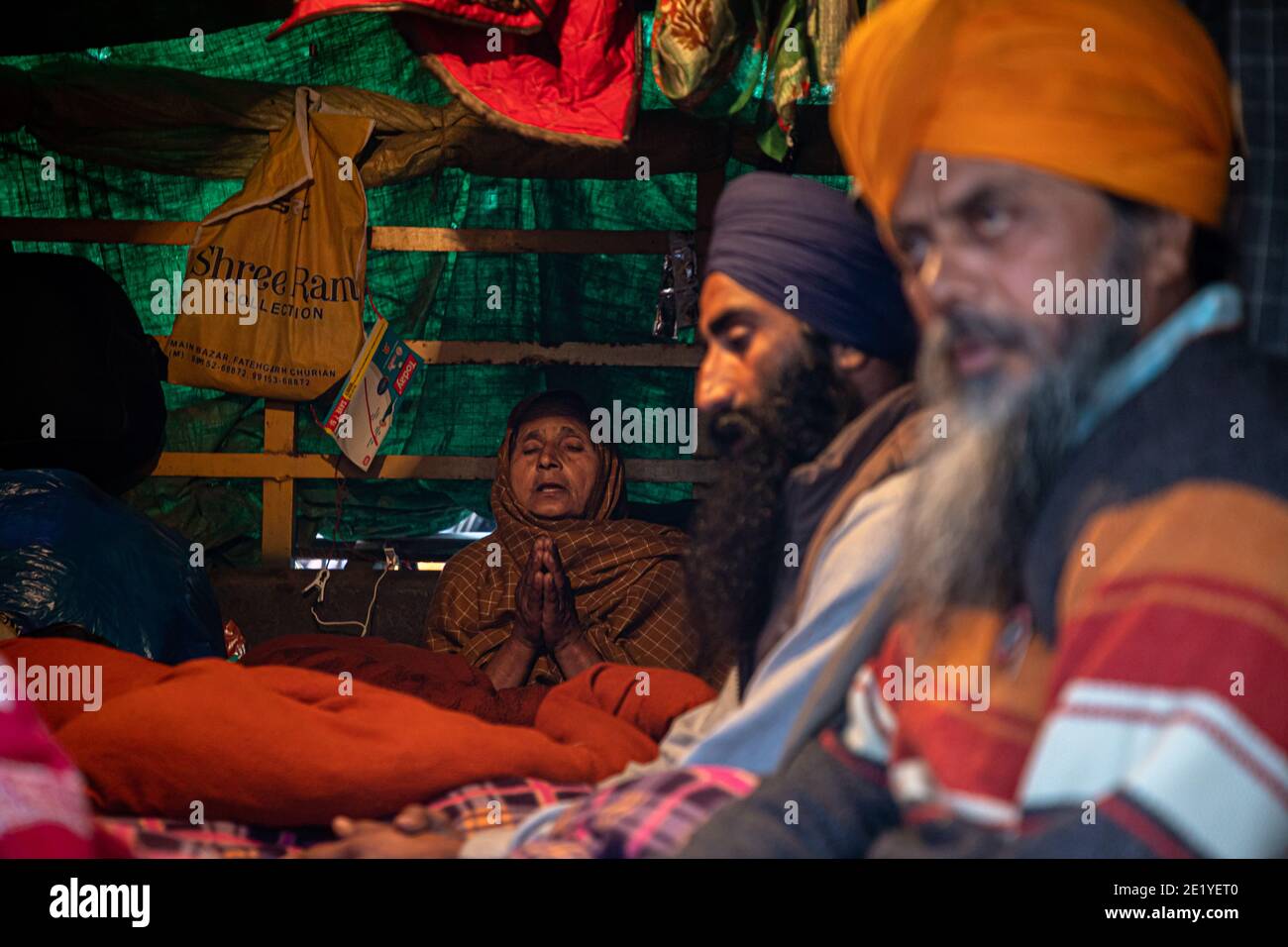 PORTRAIT D'UN MANIFESTANT D'AGRICULTEURS QUI FAIT LA PRIÈRE À LA FRONTIÈRE DE DELHI , ILS PROTESTENT CONTRE LA NOUVELLE LOI AGRICOLE ADOPTÉE PAR LE GOUVERNEMENT INDIEN. Banque D'Images