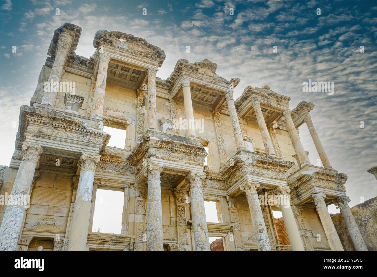 Bibliothèque de Celsus dans la ville antique d'Éphèse au coucher du soleil à Izmir, Turquie - octobre, 2020: La bibliothèque de Celsus est l'un des lieux historiques les plus célèbres. Banque D'Images