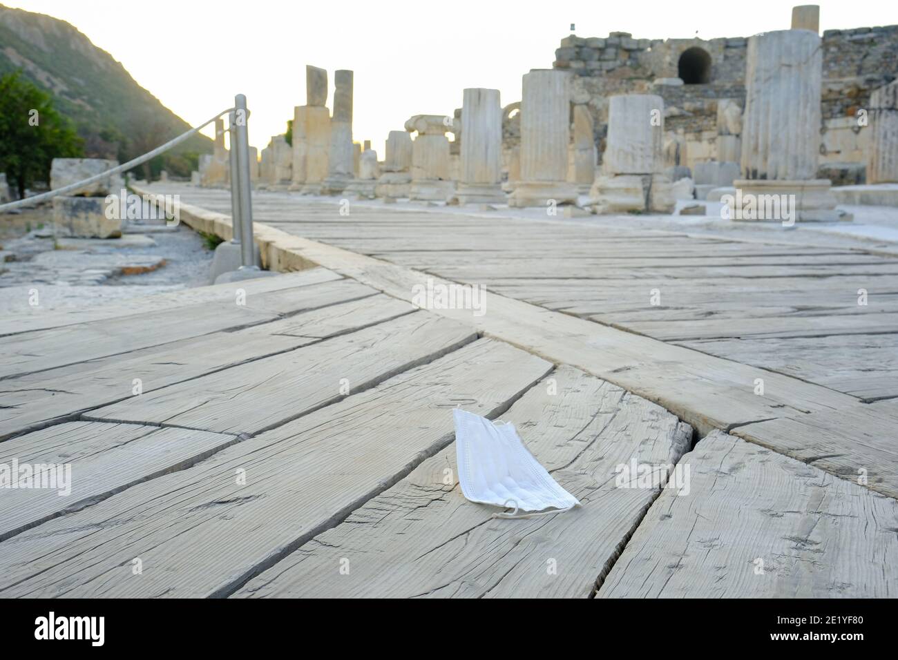 Ephèse ville antique et masque jeté sur le sol à la période pandémique à Izmir, Turquie - octobre 2020. Banque D'Images