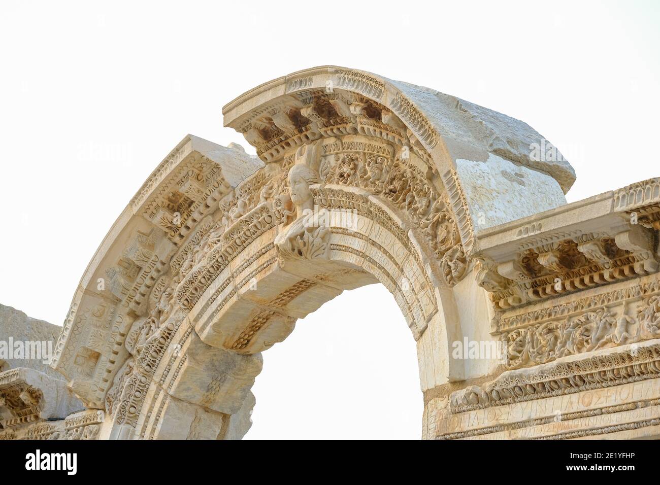 Entrée du temple d'Hadrien dans la ville antique d'Éphèse à la journée ensoleillée à Izmir, Turquie - octobre 2020. Arche en pierre à la figure de Medusa. Banque D'Images