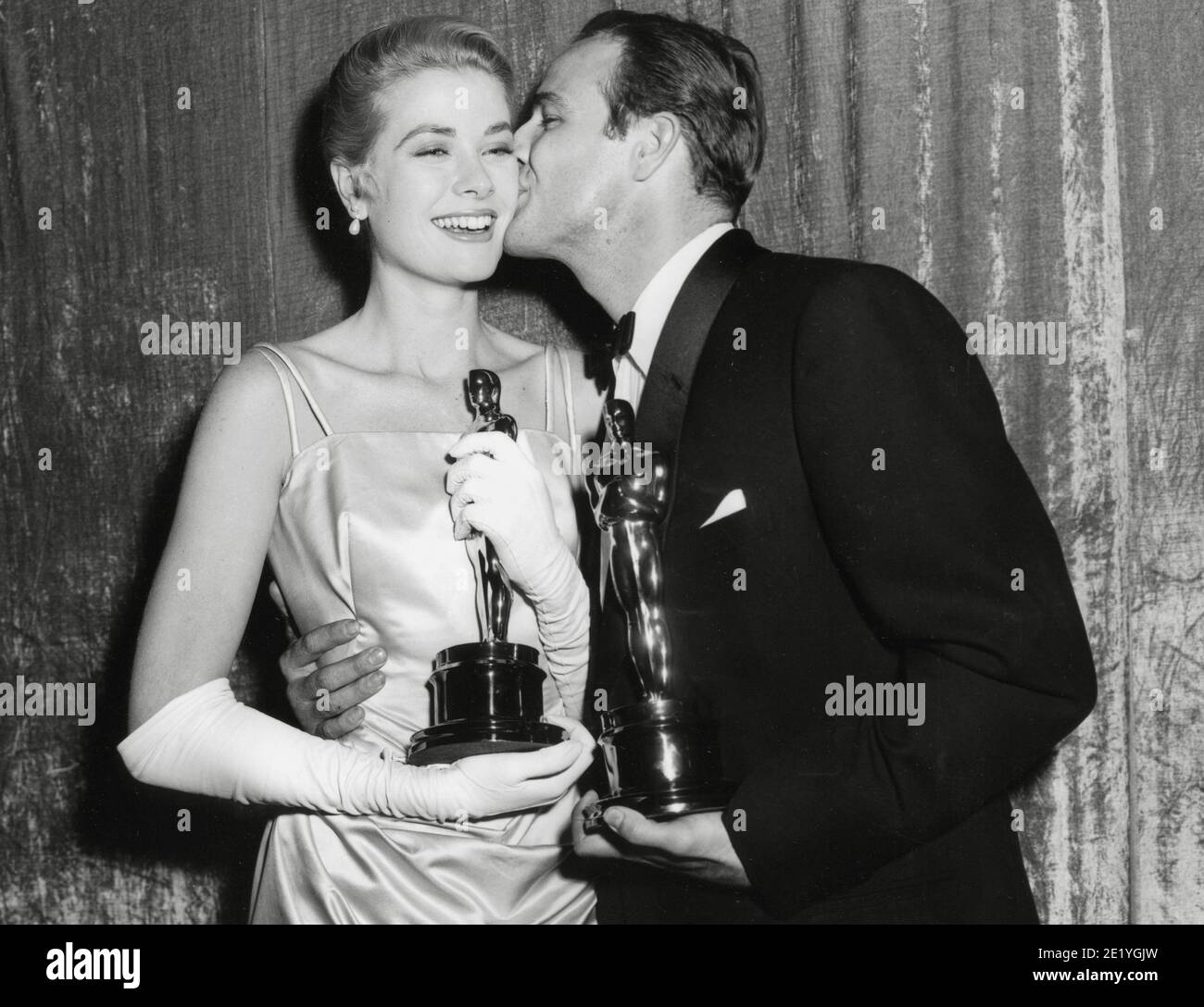 Grace Kelly a reçu son Oscar de la « meilleure actrice » pour sa performance dans « The Country Girl » et Marlon Brando a reçu son prix du « meilleur acteur » pour « On the Warefrel » lors des 27e Oscars annuels de l'Académie qui se sont tenus au RKO Pantages Theatre le 30 mars 1955. / référence du fichier 34082-018THA Banque D'Images