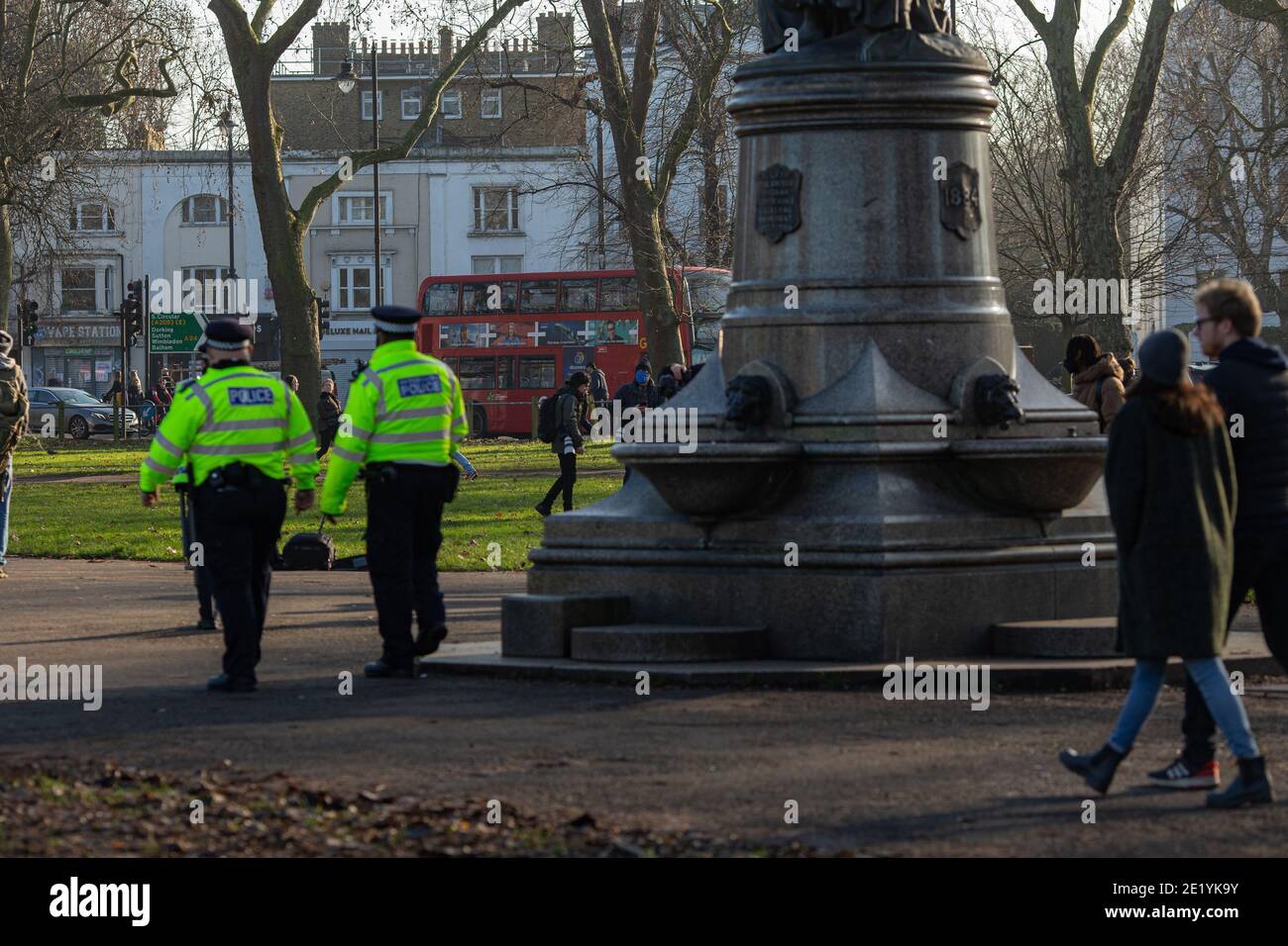 Des policiers patrouillent dans Clapham Common lors du troisième confinement de la COVID 19 à Londres, en Angleterre. Banque D'Images