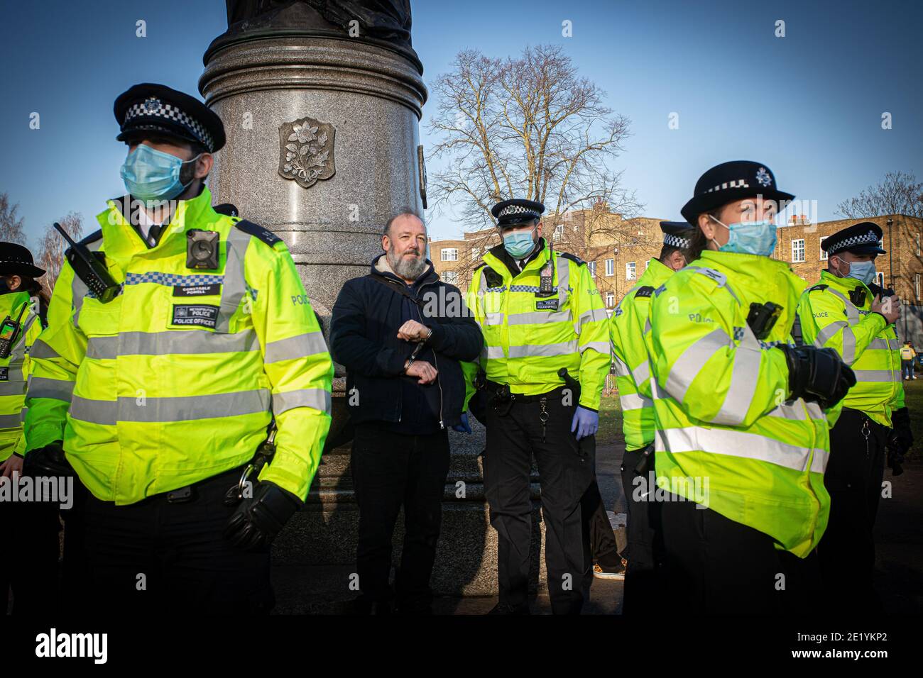 Un manifestant est arrêté et menotté par la police sur Clapham High Street lors de la manifestation anti-verrouillage le 9 janvier 2021 à Londres, Banque D'Images