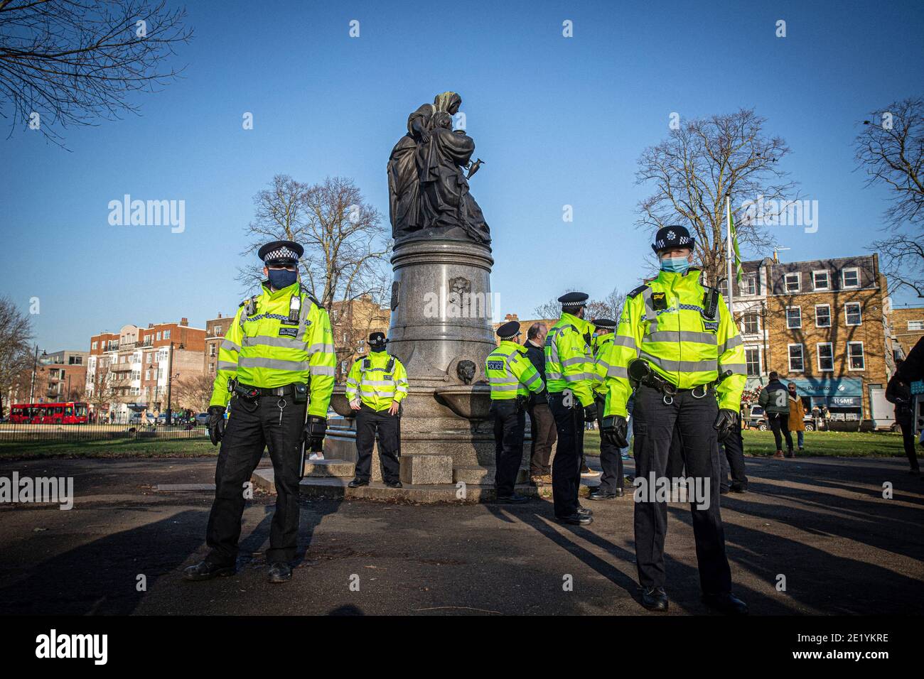 La police maintient une présence à Clapham Common lors de la manifestation anti-verrouillage le 9 janvier 2021 à Londres, en Angleterre. Banque D'Images