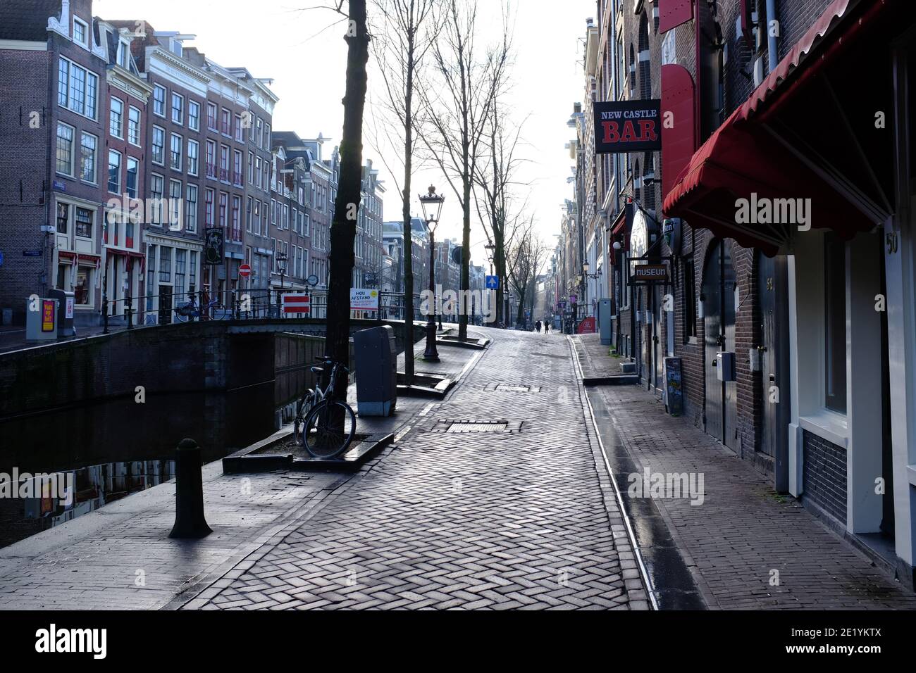 Rues vides sans personne en janvier 2021 à Le quartier de la lumière rouge et du canal pendant la quarantaine Covid-19 Verrouillage à Amsterdam Banque D'Images